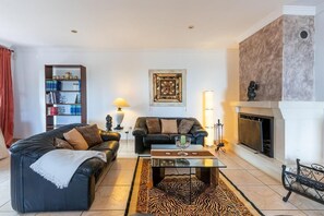 TV, fireplace - Vistamar Mountain Chalet (Rincón de la Victoria)