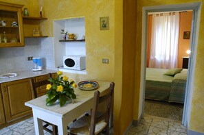 Réfrigérateur, micro-ondes, plaque de cuisson, lave-vaisselle