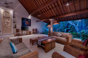 TV - Spectacular 4BR Villa In Sabah Beach! 6Min Drive To Bali Safari And Marine Park! (Blahbatuh)