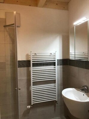 Shower, sandal,  dan handuk