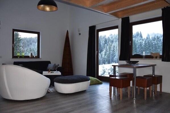 Leilighet, 1 soverom | Oppholdsrom | Flatskjerm-TV