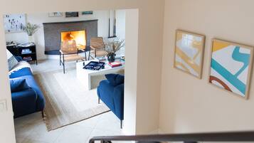 Smart TV, lareira, mesa de pingue-pongue