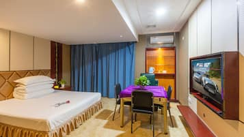 Deluxe Single Room | Living area | Flat-screen TV