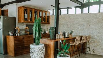 Fridge, oven, stovetop, coffee/tea maker