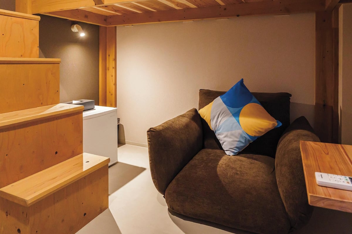 Habitación individual básica (Single loft non smoking shared shower) | Cortinas blackout, wifi gratis y ropa de cama