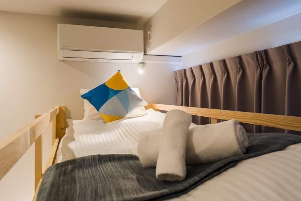 Cortinas blackout, wifi gratis y ropa de cama