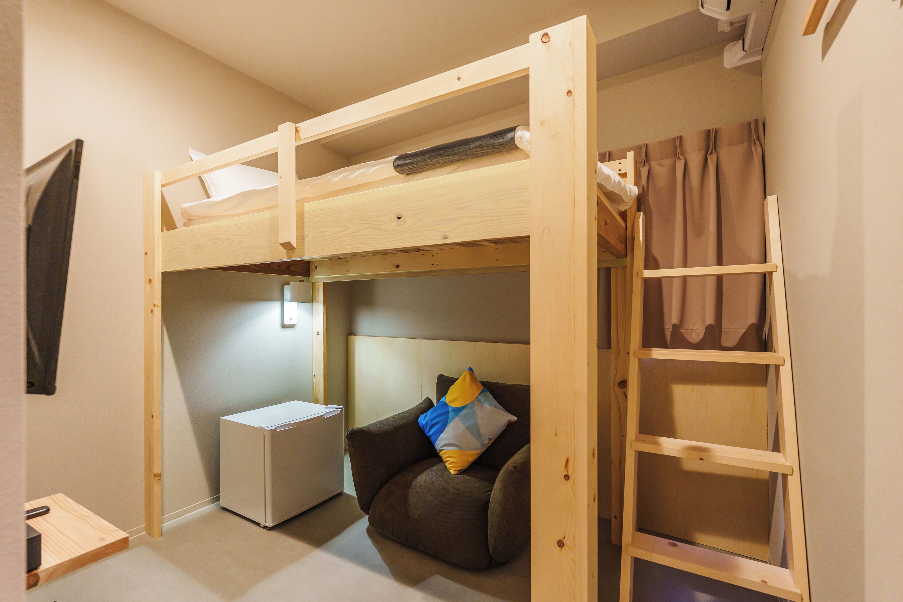 Yhden hengen perushuone (Single loft non smoking shared shower) | Pimennysverhot, ilmainen Wi-Fi, vuodevaatteet