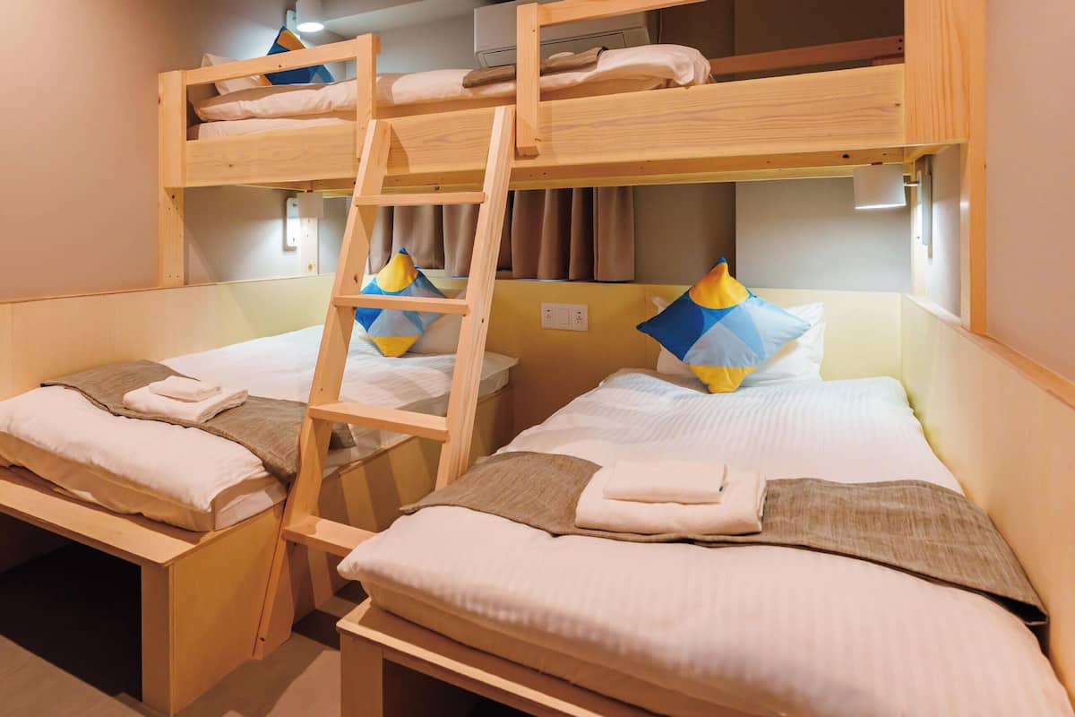 Habitación triple familiar | Cortinas blackout, wifi gratis y ropa de cama