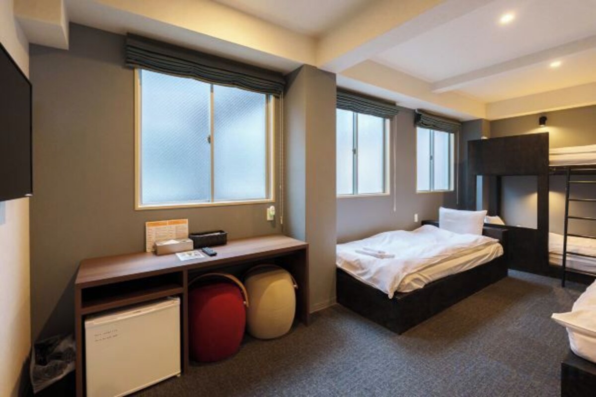 WiFi (free), bed sheets