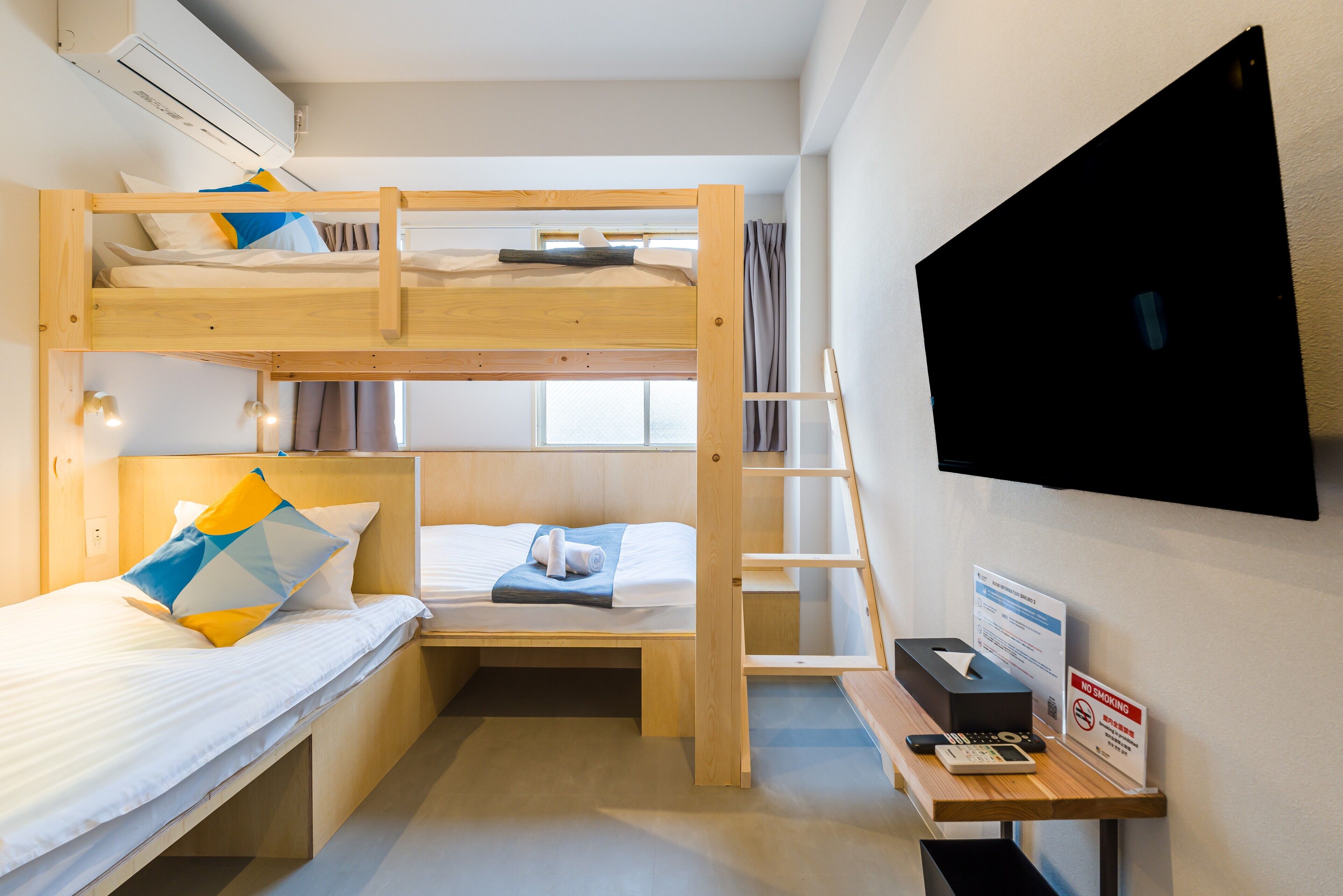 Standard-Dreibettzimmer, Nichtraucher (Group, Shared shower and toilet) | Verdunkelungsvorhänge, kostenloses WLAN, Bettwäsche