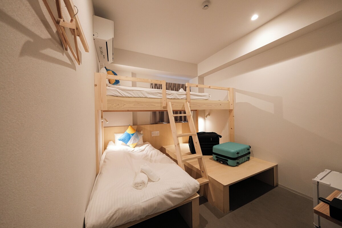 Habitación superior con 2 camas individuales | Wifi gratis y ropa de cama