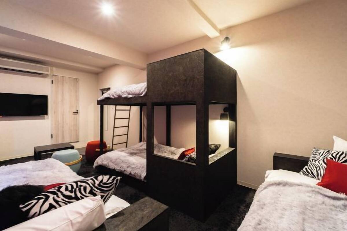 WiFi (free), bed sheets