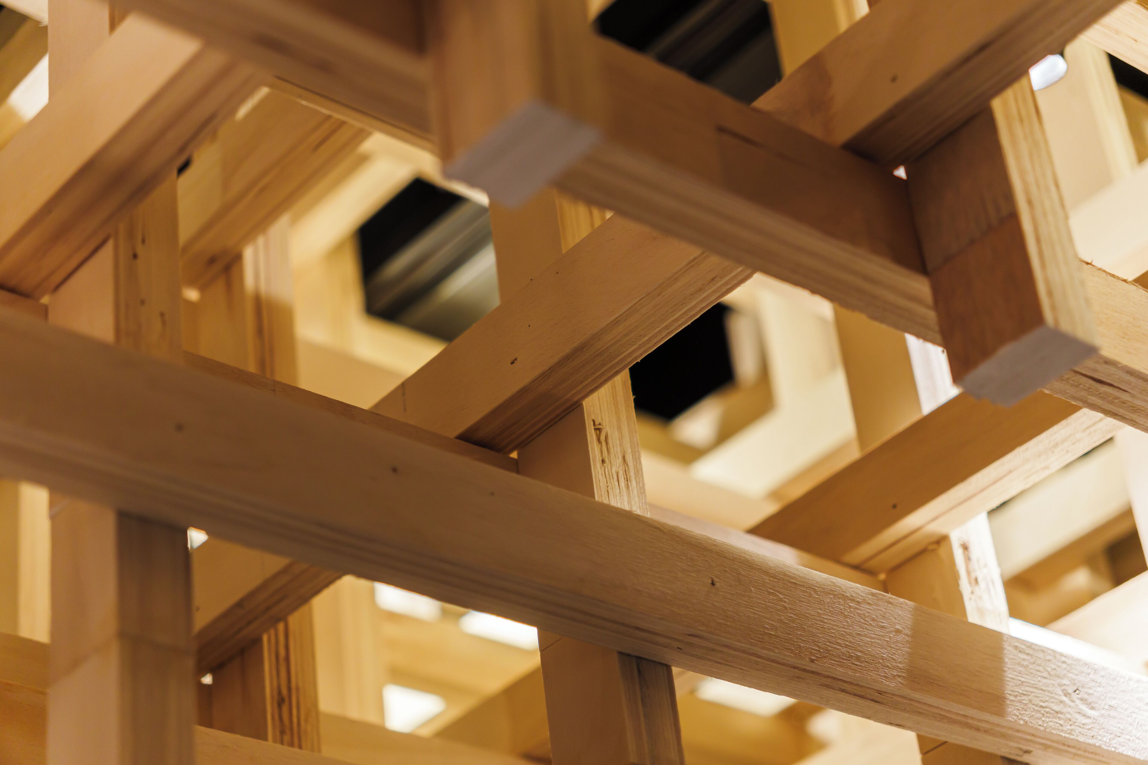 Una estructura de madera con múltiples aberturas hexagonales.