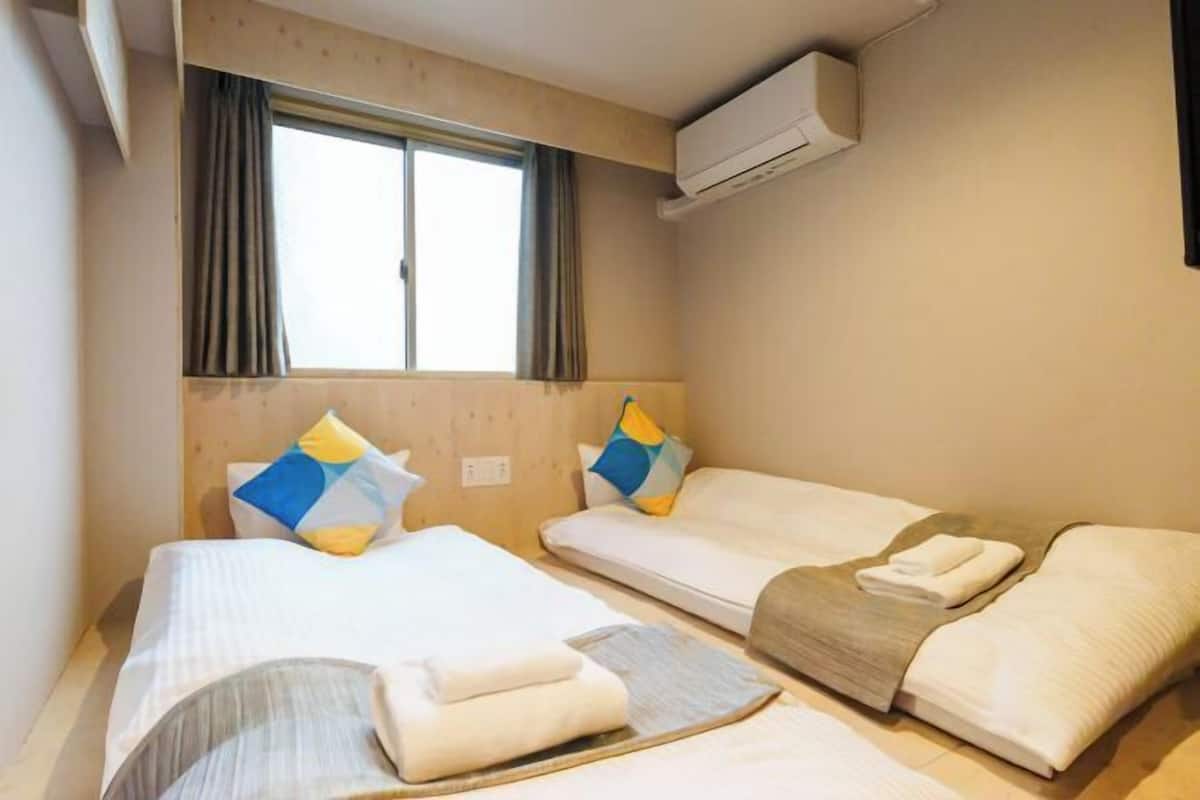 Blackout drapes, free WiFi, bed sheets