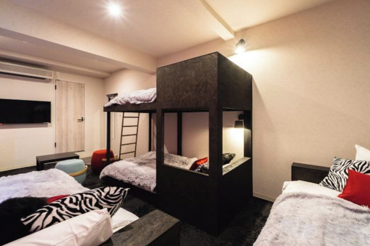 4-person Room N (2 Single Beds + 1 Bunk Bed)