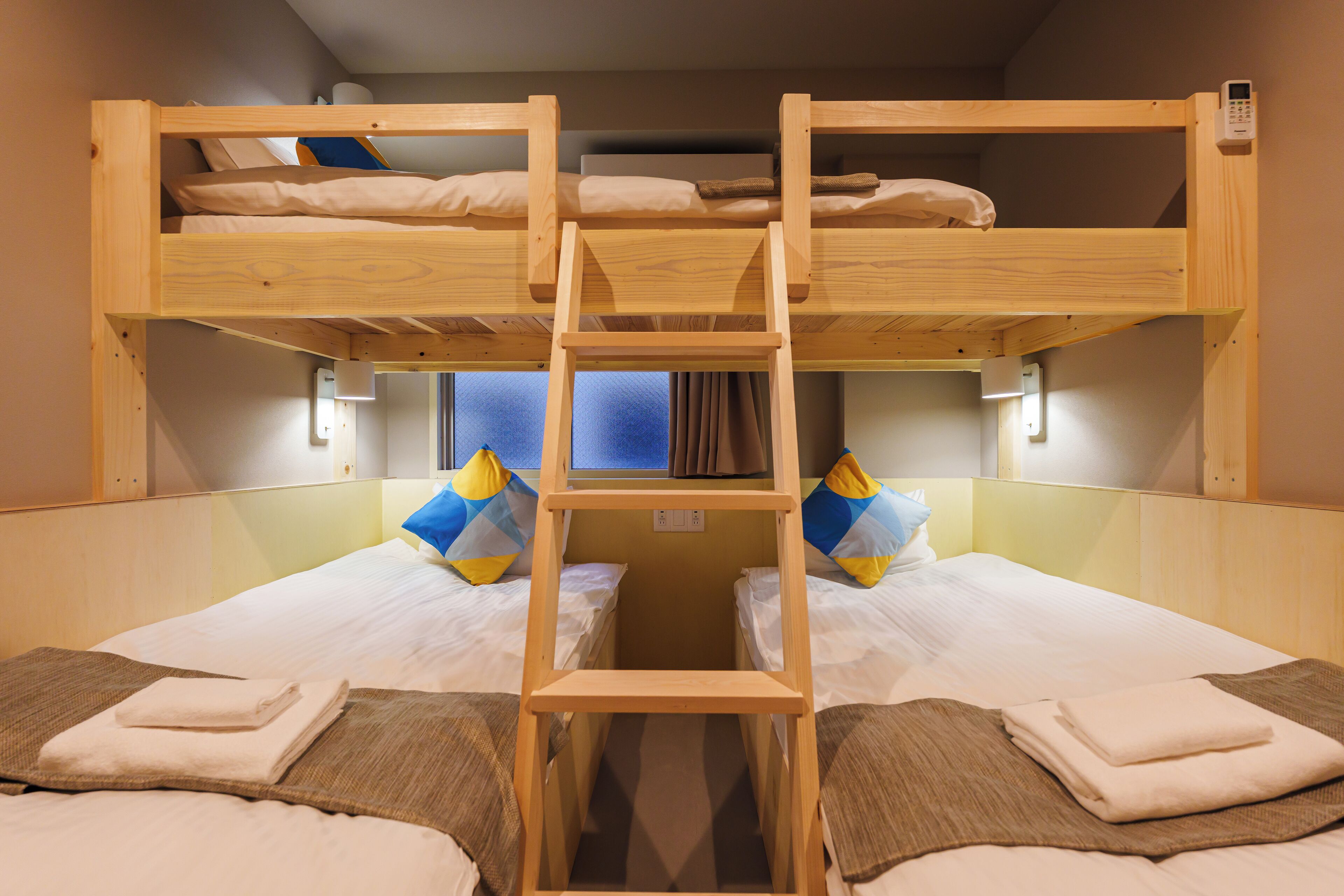 Kolmen hengen perhehuone | Pimennysverhot, ilmainen Wi-Fi, vuodevaatteet