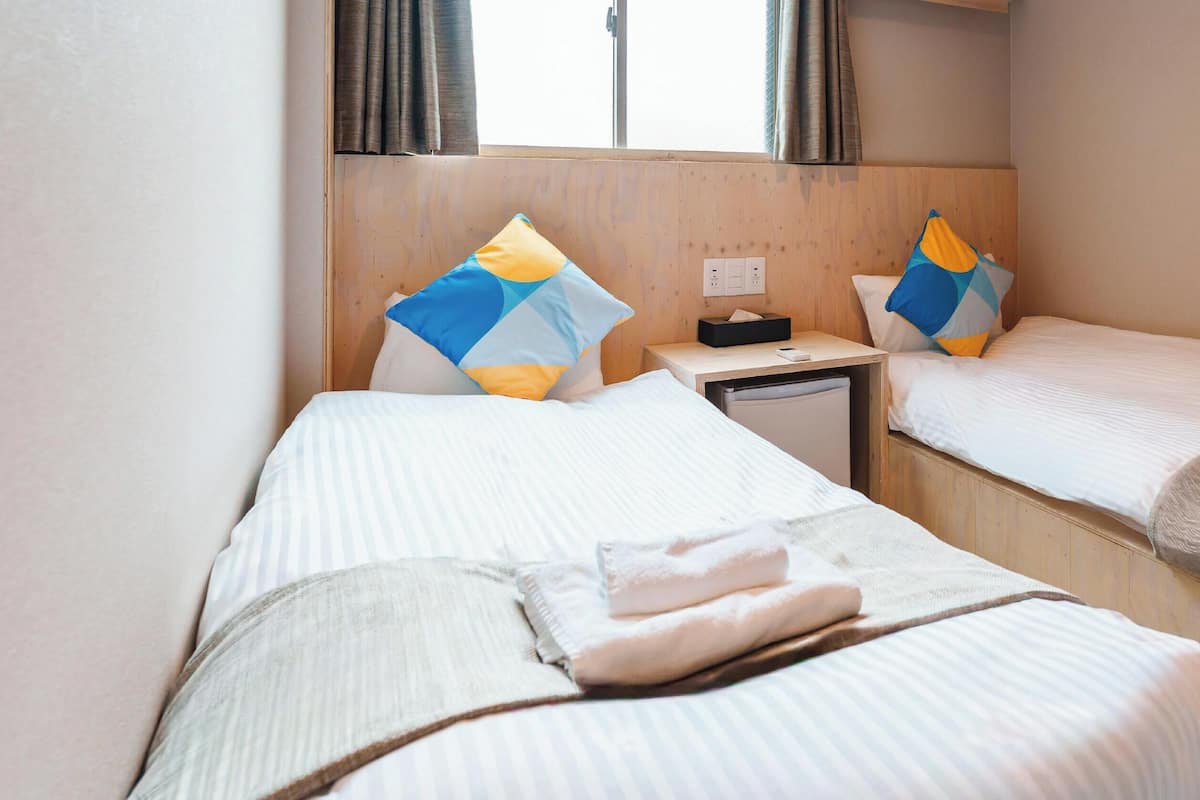 Habitación estándar con 2 camas individuales (Standardtwin shared shower) | Cortinas blackout, wifi gratis y ropa de cama