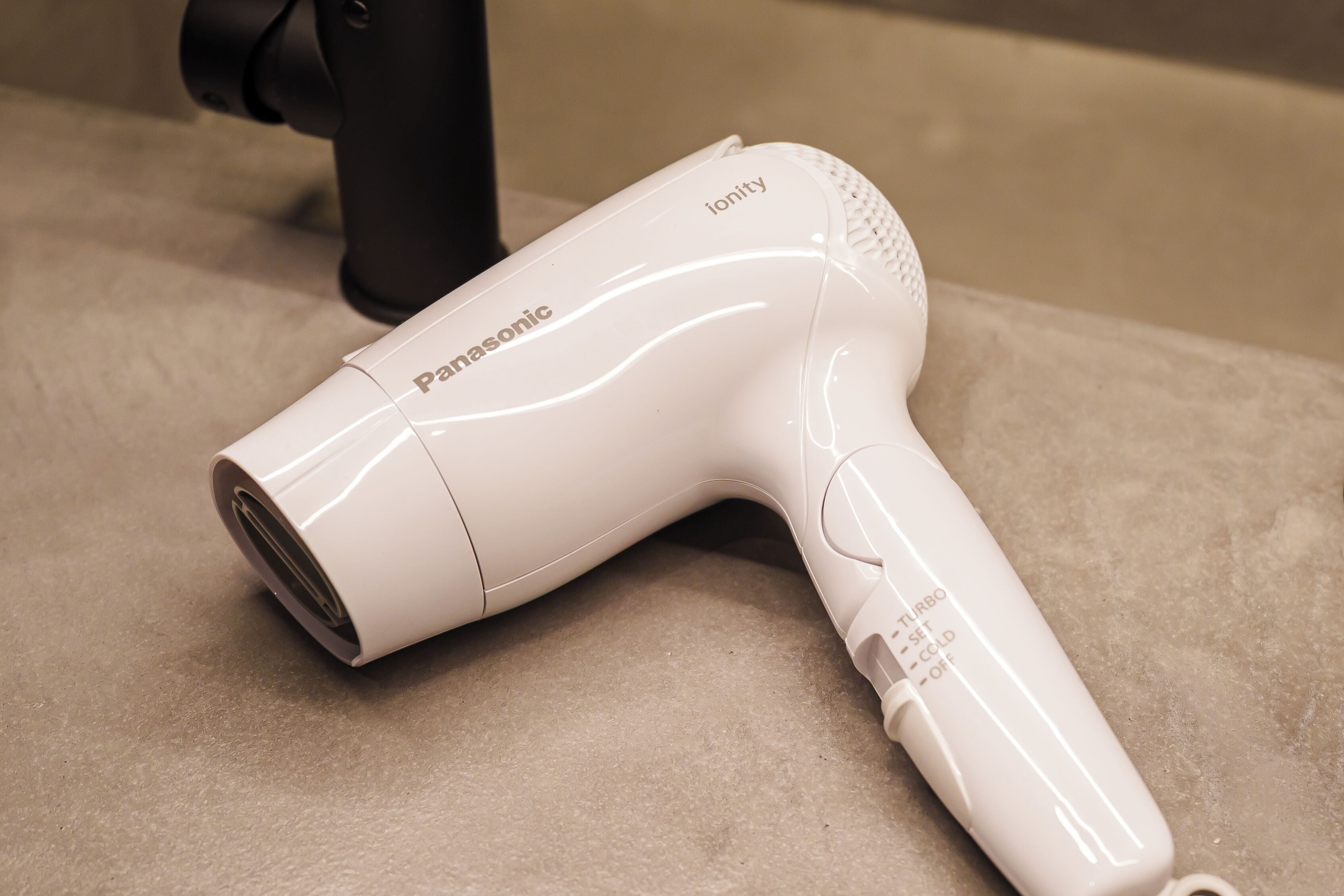 blackout curtains, free wifi, bed sheets