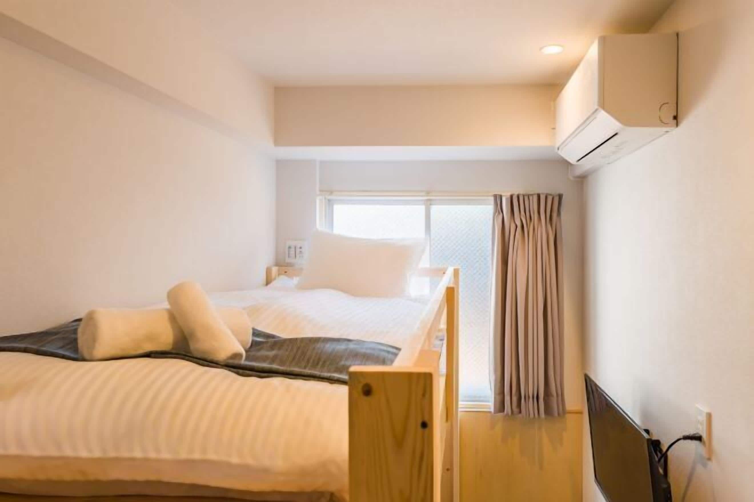 Cortinas blackout, wifi gratis y ropa de cama 