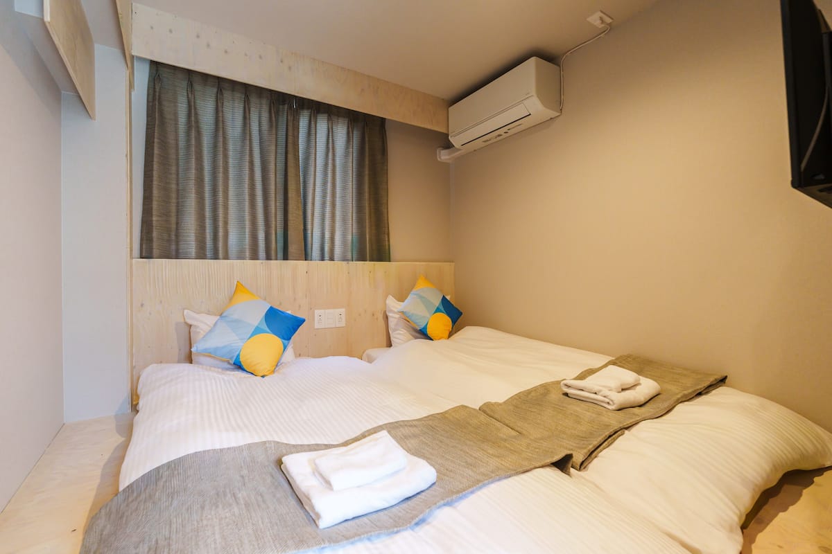 Hollywood Twin Room Non-Smoking (Shared Shower) | 1 bedroom, blackout drapes, free WiFi, bed sheets