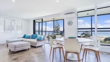 Smart TV, Netflix, streaming services, stereo