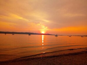 Una spiaggia nelle vicinanze
