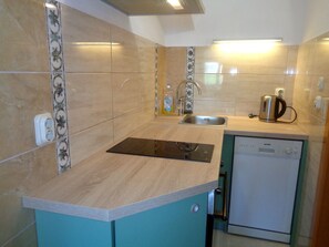 Frigorifero, forno, piano cottura, lavastoviglie