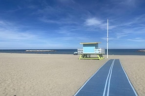 A lifeguard tower on a sandy beach with a clear sky. - Apartment in Le Lotus Blanc with Sea View (Le Barcares)