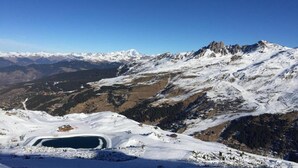 A snow-covered mountain landscape with a clear sky. - Apartment by Table Verte Lift (Les allues)
