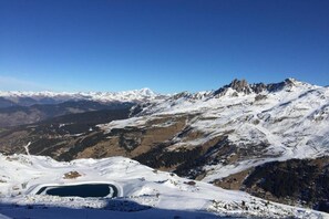 A snow-covered mountain landscape with a clear sky. - Apartment by Table Verte Lift (Les allues)