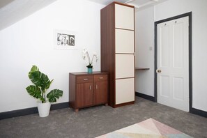 奢華獨棟房屋 | 5 間臥室、書桌、筆電工作空間、熨斗/熨衣板