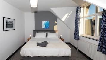 Luxury House | 5 bedrooms, desk, laptop workspace, iron/ironing board