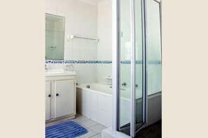 Casa | Banheiro | Chuveiro, produtos de toalete grátis, toalhas de banho, sabonete