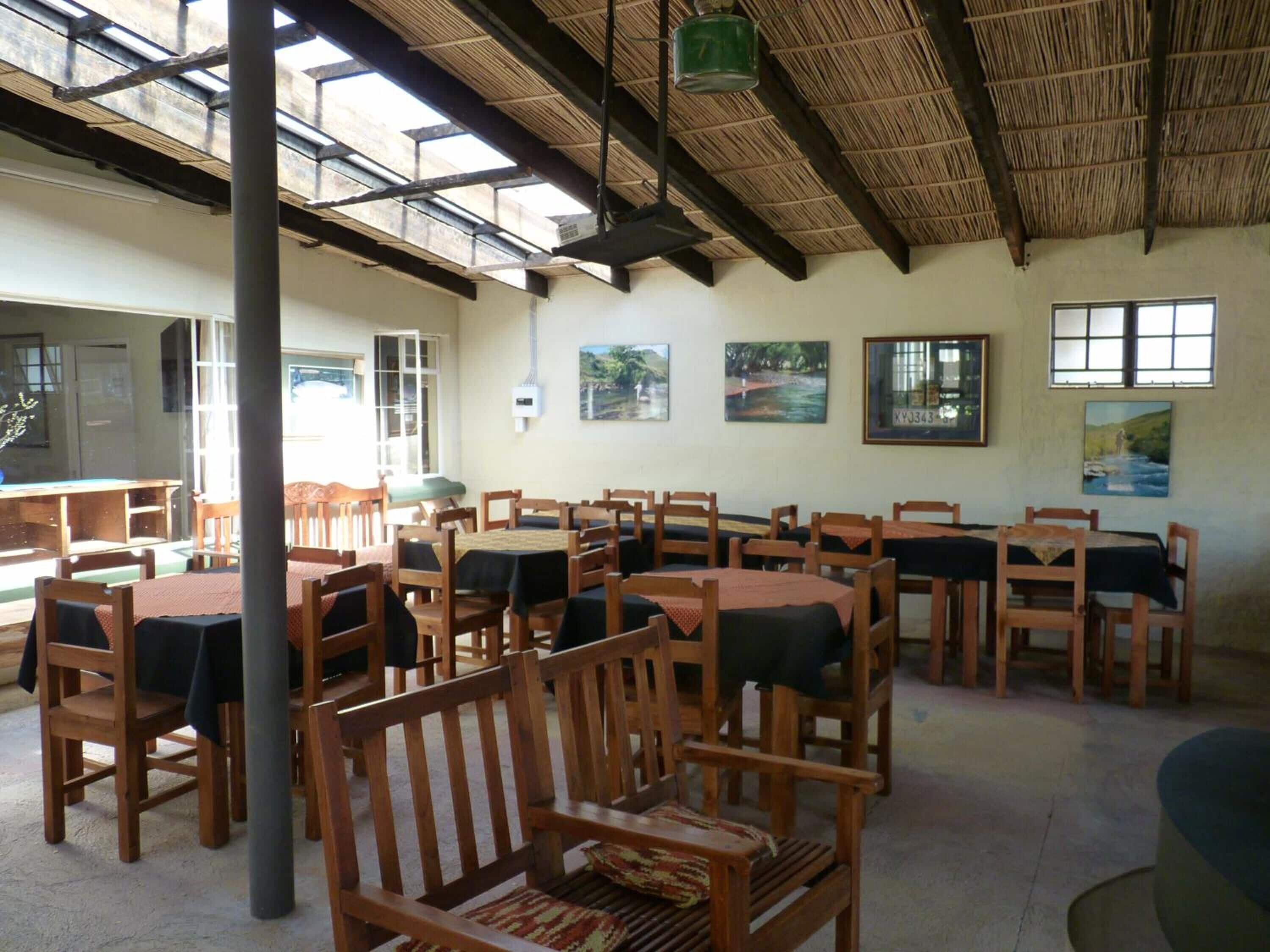 Se sirven desayunos, comidas, cenas y cocina local e internacional 