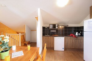 Coffee/tea maker, fridge, microwave, stovetop - Apartment in France with Flexible Options (Les Deux Alpes)