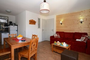 Living area - Apartment in France with Flexible Options (Les Deux Alpes)