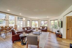 TV, DVD player, table football, books - Modern Retreat w/ Hot Tub - Steps to Lake Chelan! (Manson)