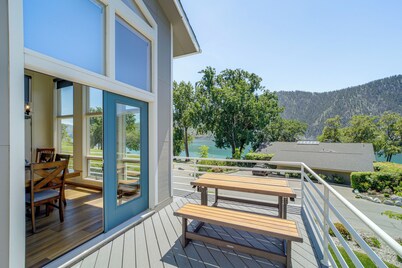 Modern Retreat w/ Hot Tub - Steps to Lake Chelan!