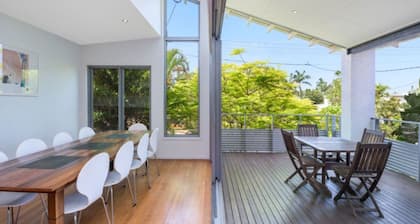 MOFFAT RETREAT - Enjoy the refreshing sea breezes whilst overlooking the landscaped garden