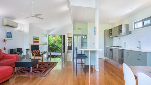 Moffat Retreat Stylish 3BR Beach Home