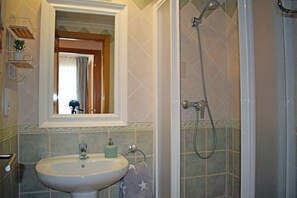 Baignoire, sĂšche-cheveux, serviettes fournies