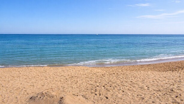 A beach with a sandy shore and calm sea. - Anacasa Zurich Les Marines AP3216 (Denia)