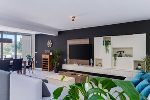Apartamento, 4 habitaciones | Zona de estar | Una televisión de pantalla plana
