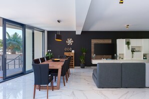 Apartamento, 4 habitaciones | Zona de estar | Una televisión de pantalla plana