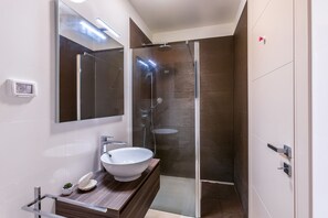 Apartment, 4 Bedrooms | Bathroom