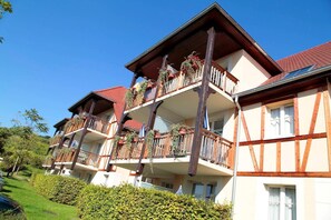 A multi-story building with balconies, wooden beams, and a red roof. - Peaceful Alsace Retreat (Bergheim)