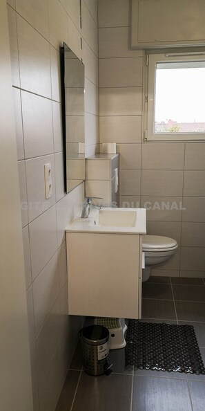 Badewanne, Haartrockner, Handtücher, Seife