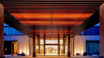 Bagian depan properti - sore/malam