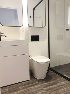City appartement, 2 slaapkamers, uitzicht op de stad | Badkamer | Een douche, gratis toiletartikelen, een haardroger, badjassen