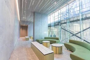 Coin salon dans le hall
